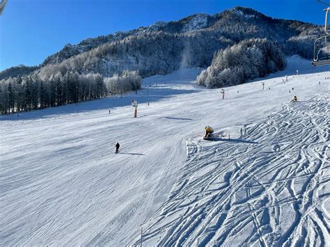 Pogled na Kranjsko Goro s smučarskimi progami v ozadju