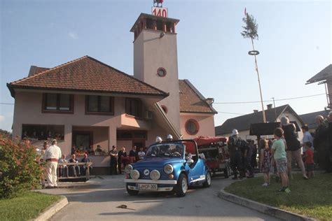 Nekoč in danes: prikaz semaforja in informacijskega portala