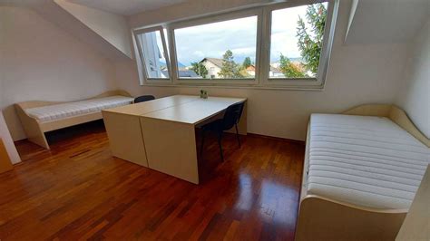 Notranjost sodobno opremljene sobe v Gostisce Siftar