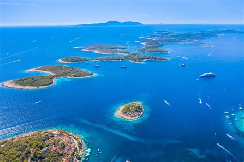 Panoramski pogled na hrvaško obalo z otoki in Jadrolinijinim trajektom v morju