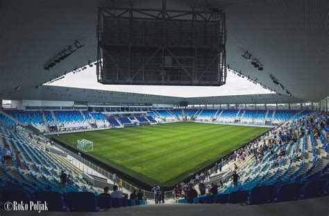 Nogometni stadion s polnimi tribunami