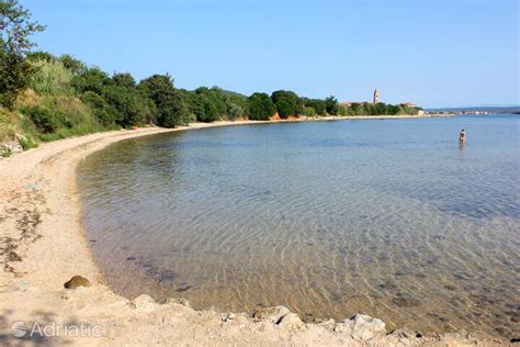Peščena plaža Tratica v kraju Kraj na otoku Pašman