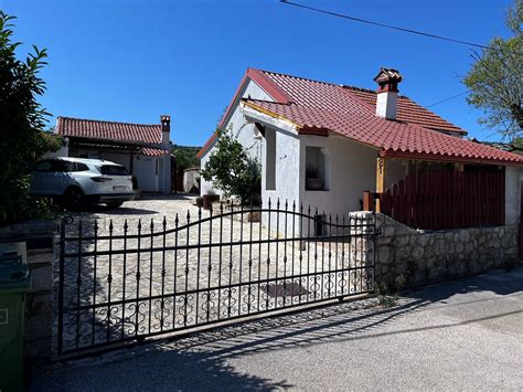 Slika tipične otoške hiše z oljkami na otoku Pašman