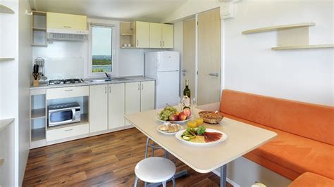 Notranjost mobilne hišice v Kampu Brioni