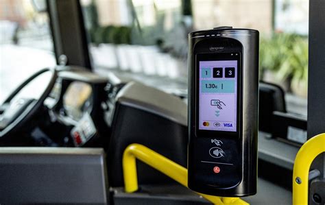 Potnik, ki uporablja Wi-Fi na avtobusu