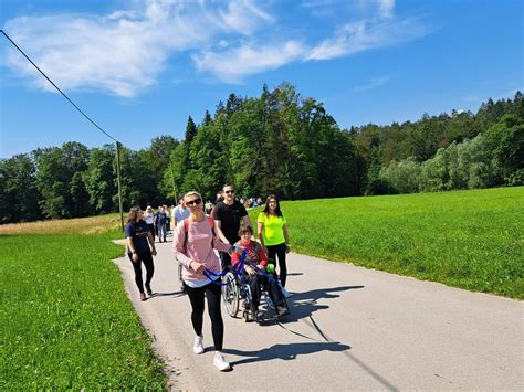 Simbolična podoba osebe na invalidskem vozičku ob avtobusu