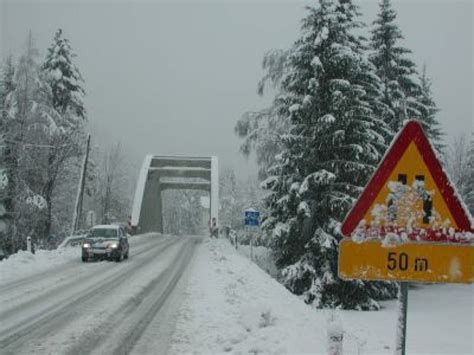 Panoramski pogled na vrhove Sierra Nevade s snežno odejo
