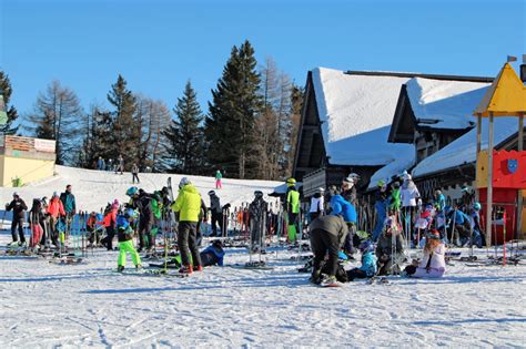 Smučarji na smučišču Sierra Nevada s pogledom na gore