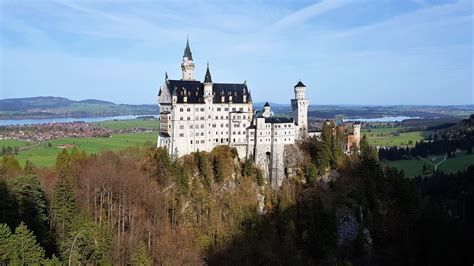 Bavarski grad Neuschwanstein s sončnim vzhodom