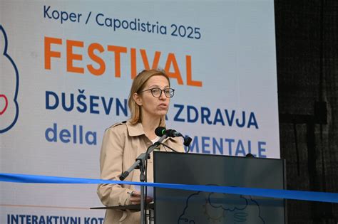 Ženska oseba, ki predstavlja turističnega vodjo