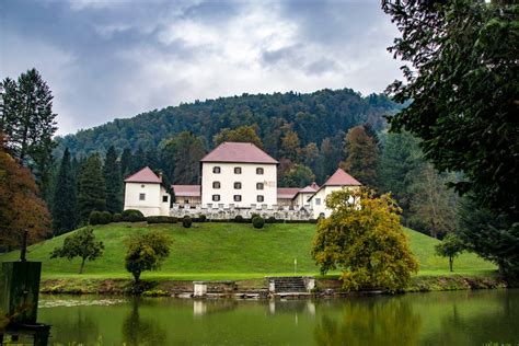 Grad Strmol v zelenem okolju