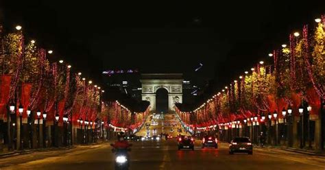 Elizejske poljane v praznični okrasitvi