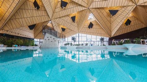 Slovenske terme z bazeni in zelenjem