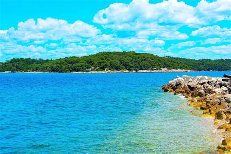 Pogled na Rdeči otok z obale Rovinja