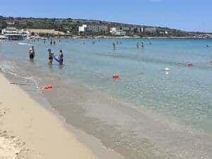 Peščena plaža na Malti z modrim morjem