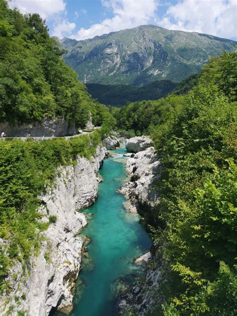 Pogled na smaragdno reko Sočo v dolini