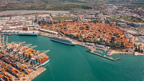 Pogled na pristanišče Calais s trajekti