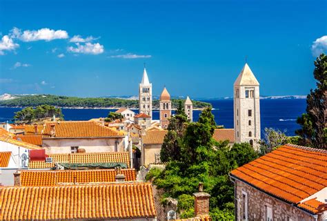 Panoramski pogled na otok Rab s staro mestno veduto