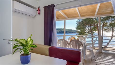 Notranjost prostorne sobe s pogledom na morje