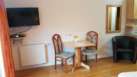 Notranjost apartmaja z balkonom in pogledom na gore