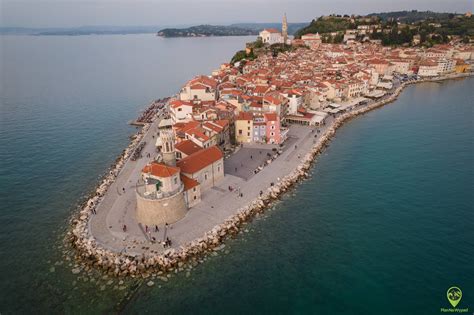 Panoramski pogled na Portorož in Piran z obalo