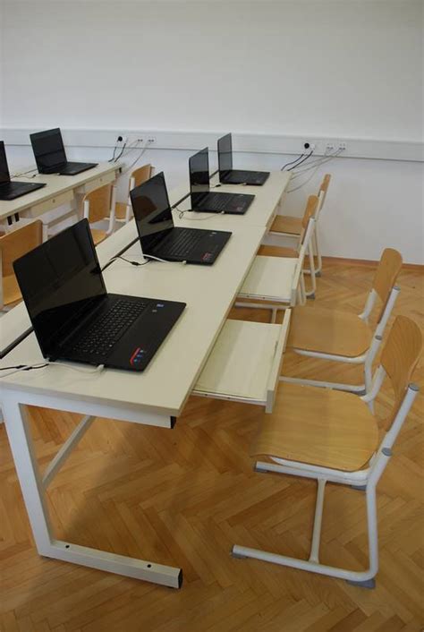 Slika sodobne računalniške učilnice z najnovejšo opremo.