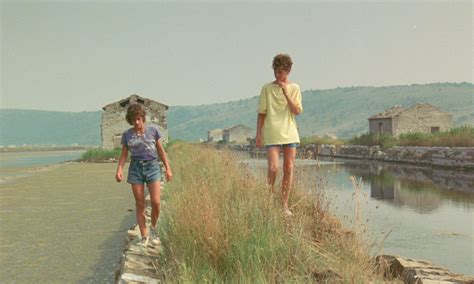 Prizor iz filma Poletje v školjki z mladimi igralci