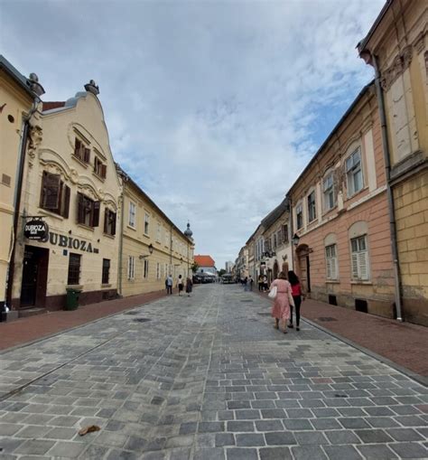 Slikovita ulica v starem mestnem jedru Tarska