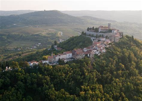Srednjeveško mestece Motovun na istrskem hribu