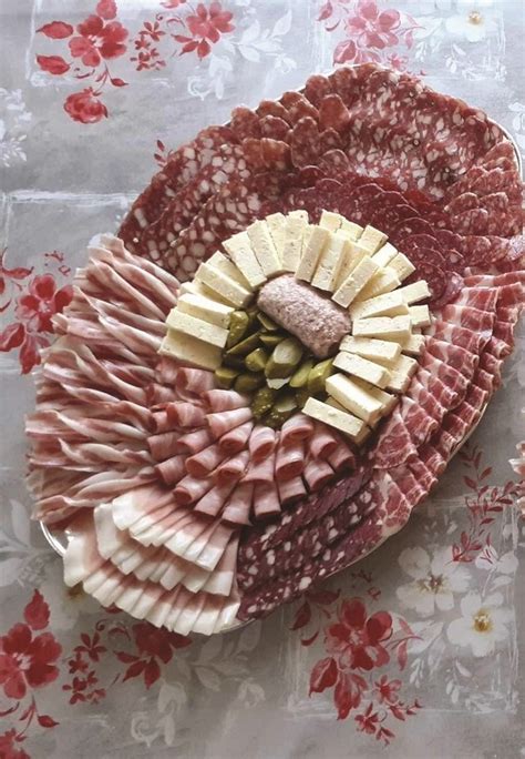 Izbor domačih suhomesnatih izdelkov in vloženih dobrot iz trgovine kmetije Puhan