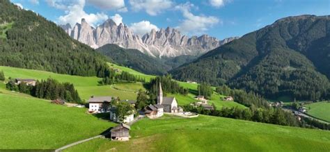 Italijanska pokrajina s cerkvijo