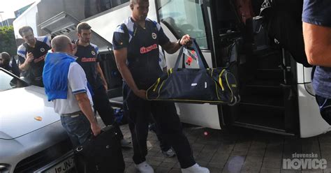 Ženska na solo potovanju s potnim listom