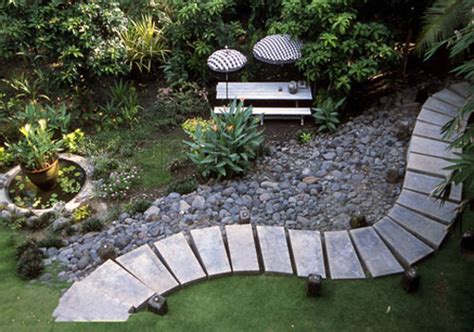 Sestavljena slika: Šanghajski nebotičniki ob reki Huangpu in tradicionalni japonski vrt