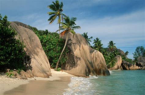 Sejšelska plaža z značilnimi granitnimi skalami
