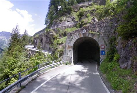 Ilustracija vlaka, ki vozi skozi gorski predor