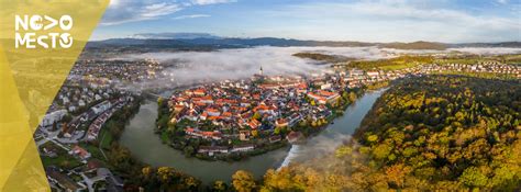 Mesto Vrhnika s cerkvijo in hišami