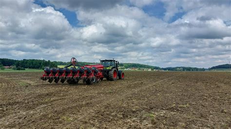 delovni traktor na njivi