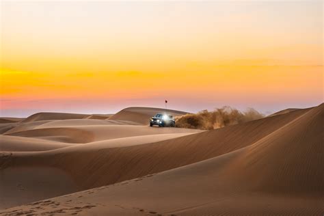 Vožnja s terenskimi vozili po peščenih sipinah v puščavi pri Dubaju