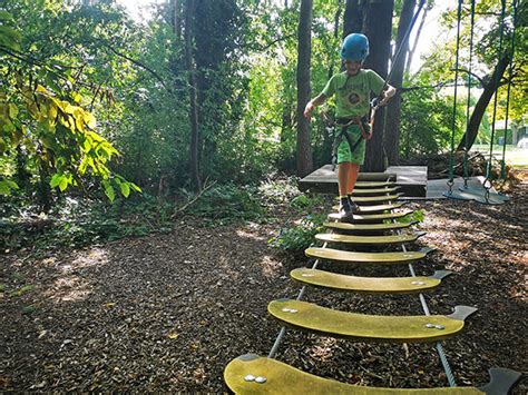 Otrok na vrvni progi v Pustolovskem parku