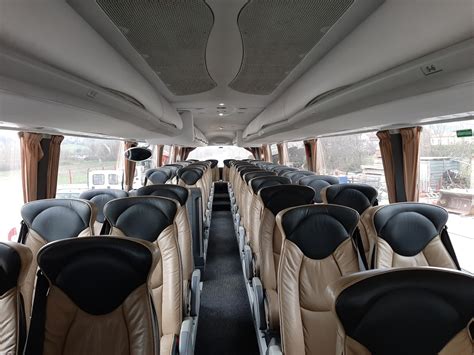 Notranjost sodobnega avtobusa z ljudmi