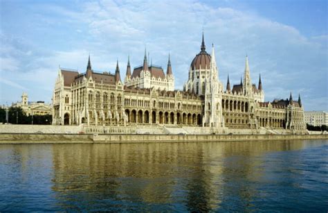 Madžarski parlament ponoči