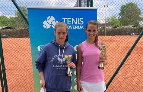 Igralci tenisa na peščenih igriščih v Termah Čatež