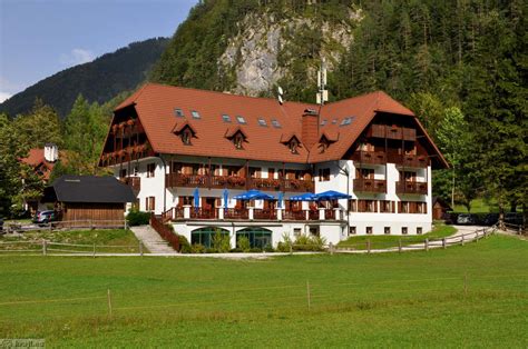 Logarska dolina s pogledom na hotel Plesnik