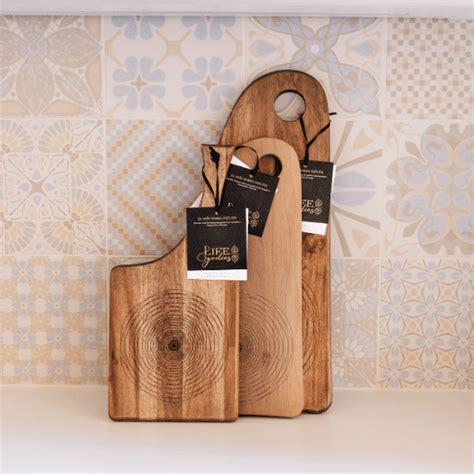 Leseni izdelki, ki prikazujejo ročno izdelano pohištvo in okrasne predmete