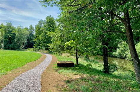 Urejena sprehajalna pot ob reki Savi
