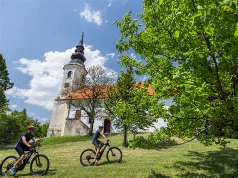 Ljudje uživajo v aktivnostih na vrhu Pohorja, vključno z gorskimi kolesi
