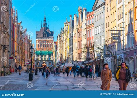 Gdansk - obnovljena obmorska arhitektura ob kanalu