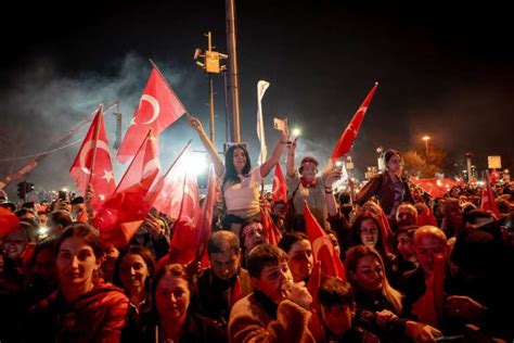 Proslava zmage opozicije na lokalnih volitvah v Istanbulu