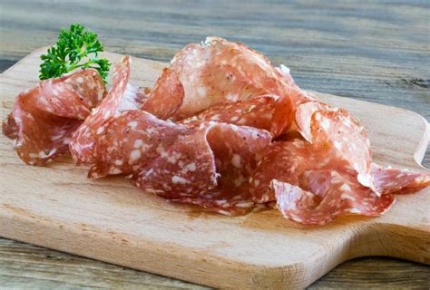 Prikaz bogate mize z različnimi suhomesnatimi izdelki in sirom