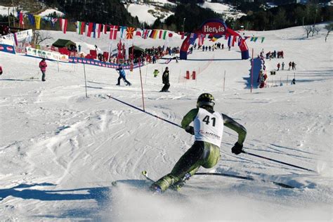 Otroci se učijo smučati na blagi progi na Starem Vrhu